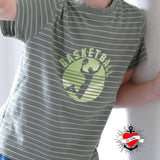 Sport 2 Abzeichen - Plotterdatei von easy-sticks auf einem gestreiften Shirt mit Basketball-Spieler-Motiv in frischen Grüntönen.