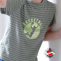Sport 2 Abzeichen - Plotterdatei von easy-sticks auf einem gestreiften Shirt mit Basketball-Spieler-Motiv in frischen Grüntönen.