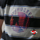 Sport 2 Abzeichen - Plotterdatei von easy-sticks auf einem gestreiften T-Shirt mit Eishockey-Design und glänzenden Akzenten.