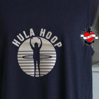 Sport 2 Abzeichen - Plotterdatei von easy-sticks auf einem dunklen Tanktop mit Hula-Hoop-Motiv in neutralen Farbtönen.