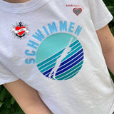 Sport 2 Abzeichen - Plotterdatei von easy-sticks auf einem weißen T-Shirt mit Schwimmmotiv in Blau- und Grüntönen.