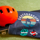 Skateboard-Ausrüstung mit einem weißen T-Shirt, das das Sportabzeichen 'Skateboarden' von easy-sticks zeigt, ein Design aus der Sport 2 Abzeichen Plotterdatei.
