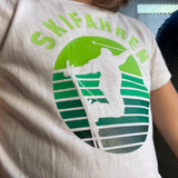 Kind trägt ein T-Shirt mit dem Sportabzeichen 'Skifahren' von easy-sticks, das in der Sport 2 Abzeichen Plotterdatei enthalten ist.