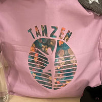 Tasche mit dem Sportabzeichen 'Tanzen' von easy-sticks, kombiniert mit Getränkeflasche und Schuhen, inspiriert von der Sport 2 Abzeichen Plotterdatei.