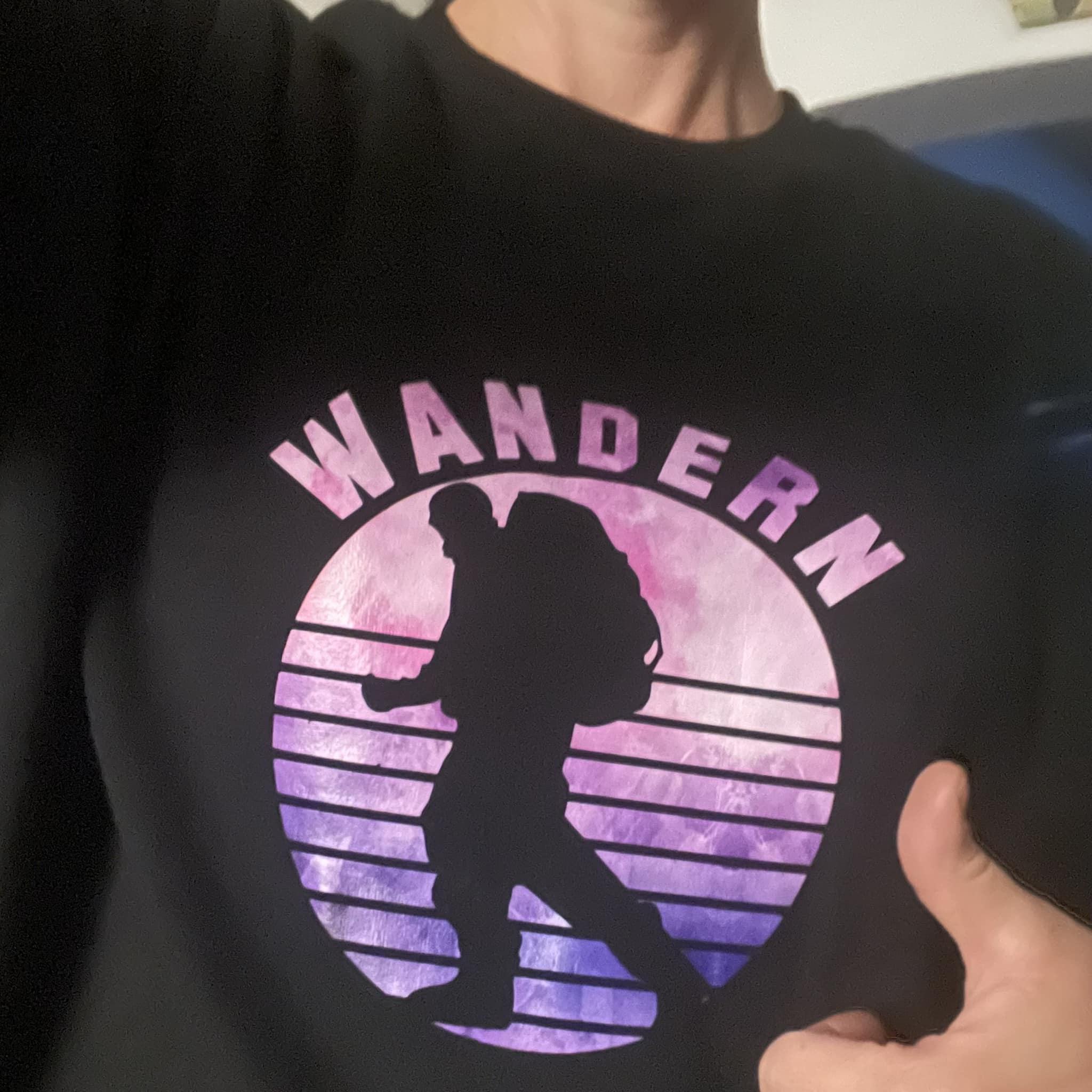 Person trägt ein schwarzes Sweatshirt mit dem Sportabzeichen 'Wandern' von easy-sticks, gestaltet mit der Sport 2 Abzeichen Plotterdatei.