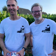 Zwei Männer tragen T-Shirts mit Fußballmotiven "Stadionkind" und "Stadion Bier". Perfekte Outfits für Fußballfans, von easy-sticks, aus der Plotterdatei "Stadionzeit".