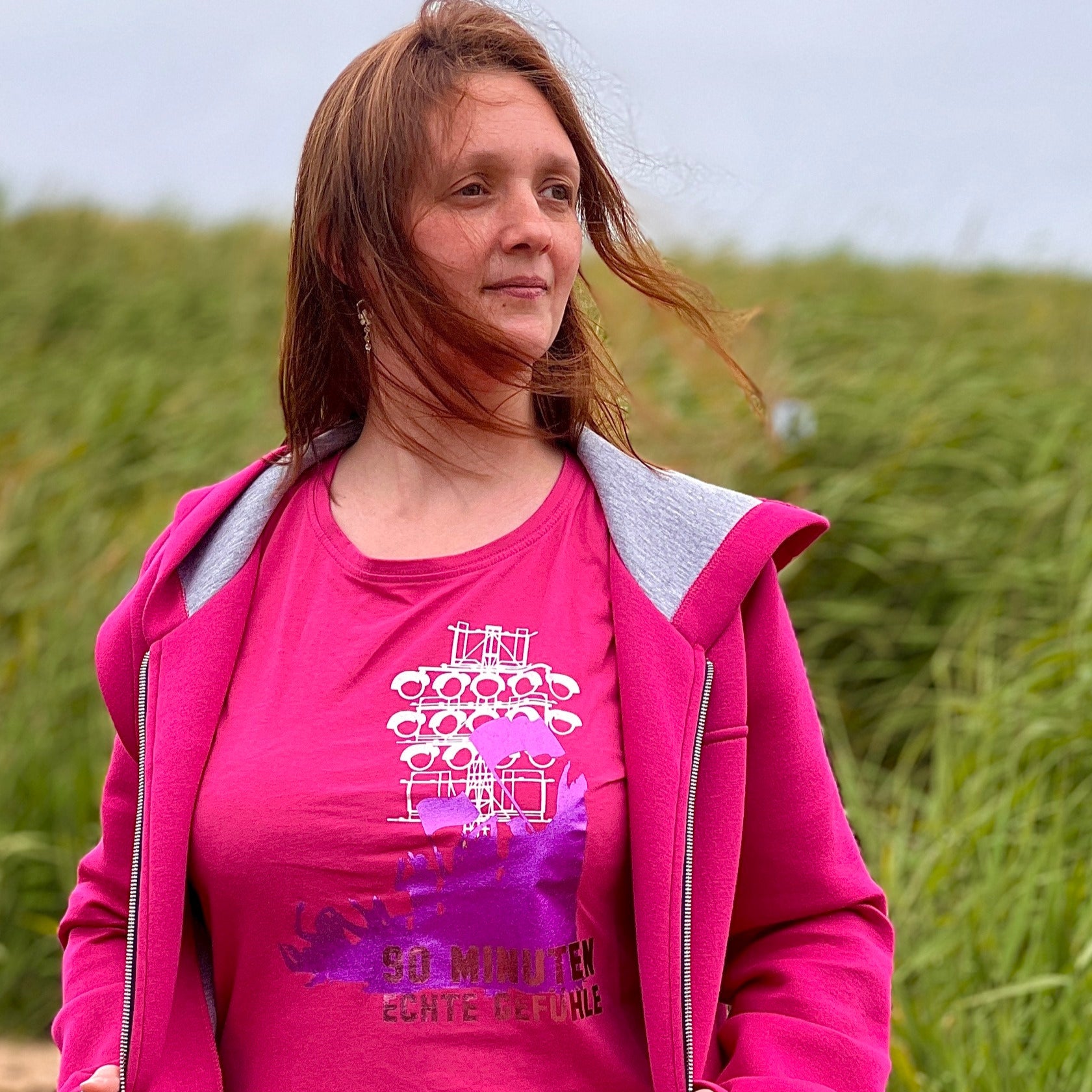 Frau in einem pinken T-Shirt mit dem Aufdruck "90 Minuten echte Gefühle". Ausdrucksstarkes Design für Fußballfans, von easy-sticks, in der Plotterdatei "Stadionzeit".