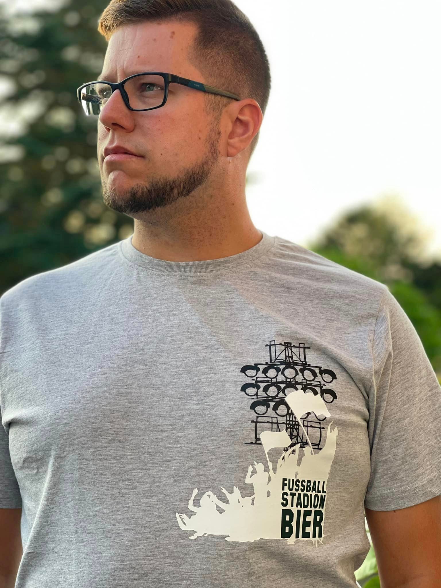 Junger Mann in einem grauen T-Shirt mit dem Aufdruck "Fußball Stadion Bier". Ideal für kreative Bastelprojekte, erhältlich bei easy-sticks unter der Plotterdatei "Stadionzeit".