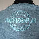 Nahaufnahme eines T-Shirts mit dem in Türkis gedruckten Prachtexemplar Schriftzug, designt von easy-sticks.