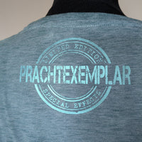 Nahaufnahme eines T-Shirts mit dem in Türkis gedruckten Prachtexemplar Schriftzug, designt von easy-sticks.