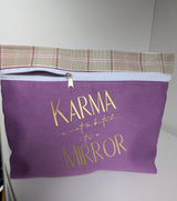 Karma is not a bitch it´s a mirror geplottet auf einem Beutel