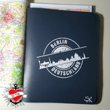 B.Style Stempel Skyline Berlin Plotterdatei, elegante schwarze Mappe mit der Berliner Skyline und dem Schriftzug 'Berlin Deutschland'.