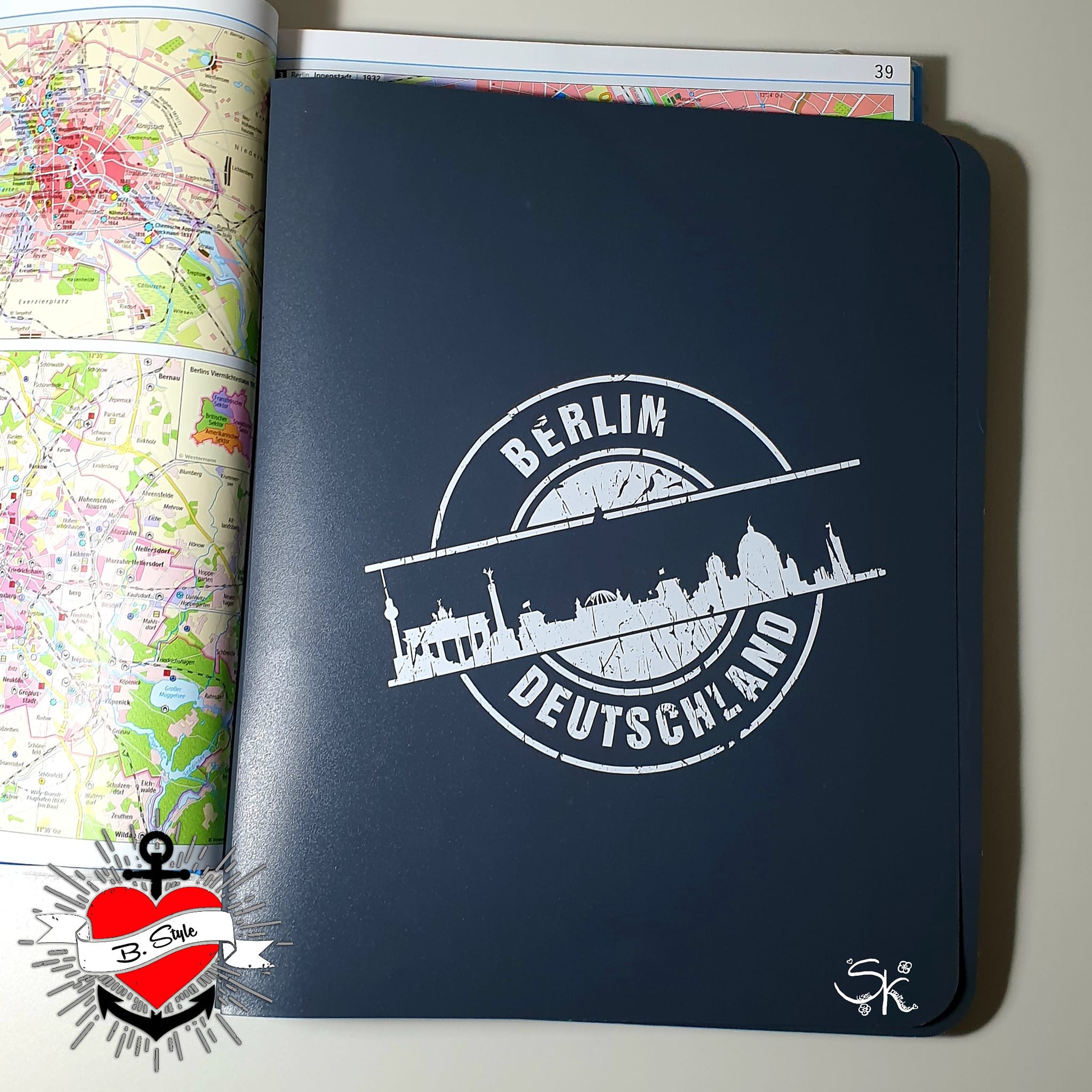 B.Style Stempel Skyline Berlin Plotterdatei, elegante schwarze Mappe mit der Berliner Skyline und dem Schriftzug 'Berlin Deutschland'.
