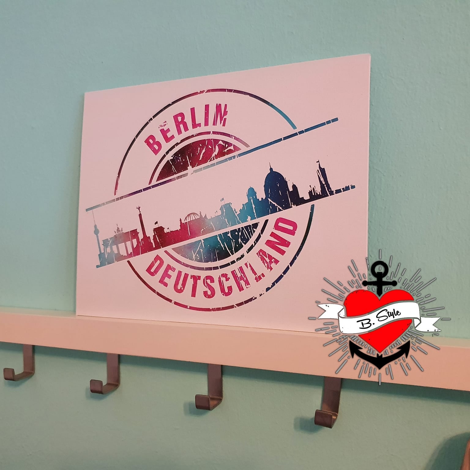 B.Style Stempel Skyline Berlin Plotterdatei, farbenfrohes Design auf Fotopapier mit Berliner Skyline und dem Schriftzug 'Berlín Deutschland'.
