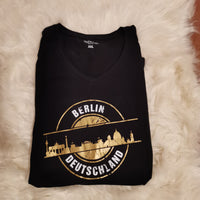 Stylisches T-Shirt mit goldener Skyline von Berlin und dem Schriftzug "DEUTSCHLAND". Perfekt für kreative Projekte mit der Stempel Skyline Berlin Plotterdatei von easy-sticks.