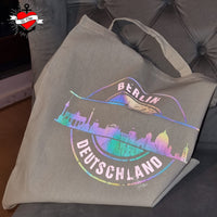 B.Style Stempel Skyline Berlin Plotterdatei, schicke graue Tragetasche mit schimmernder Berliner Skyline und dem Schriftzug 'Berlin Deutschland'.