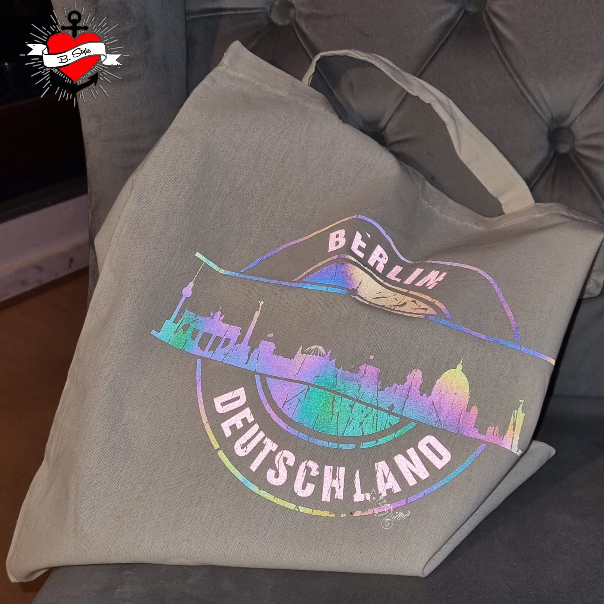 B.Style Stempel Skyline Berlin Plotterdatei, schicke graue Tragetasche mit schimmernder Berliner Skyline und dem Schriftzug 'Berlin Deutschland'.