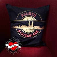 Kissen mit dem Motiv 'Stempel Skyline Bremen', entworfen von easy-sticks. Ideal für kreative Projekte mit der Plotterdatei.