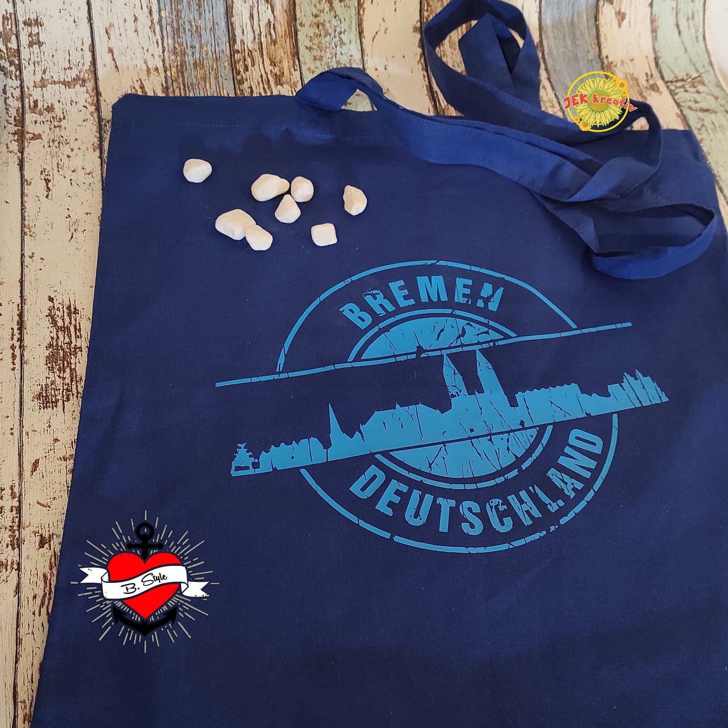 Elegante blaue Tragetasche mit Stempel Skyline Bremen Plotterdatei, die die beeindruckende Silhouette von Bremen zeigt, entworfen von easy-sticks.