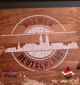 Detailaufnahme eines Holzschneidebretts mit dem Motiv "Stempel Skyline Bremen", designed von easy-sticks, ideal für kreative Projekte mit der Plotterdatei.
