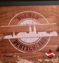 Detailaufnahme eines Holzschneidebretts mit dem Motiv "Stempel Skyline Bremen", designed von easy-sticks, ideal für kreative Projekte mit der Plotterdatei.