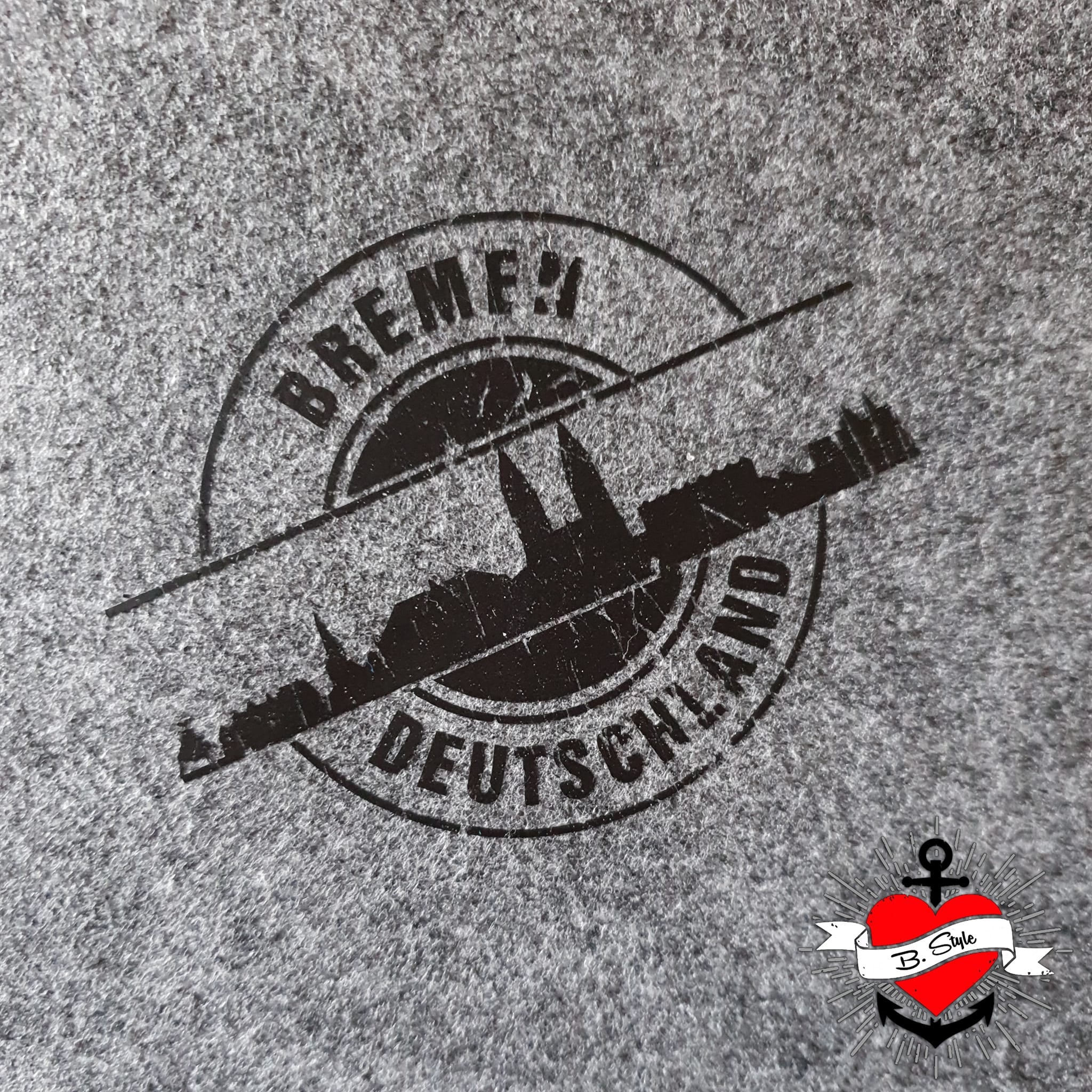 Fleeceunterlage mit dem 'Stempel Skyline Bremen'-Motiv, kreiert von easy-sticks. Vielseitig anwendbar mit der Plotterdatei.