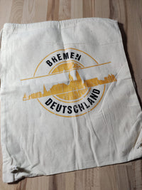 Ein handgefertigter Stoffbeutel mit dem Aufdruck "Stempel Skyline Bremen" von easy-sticks, perfekt für DIY-Projekte mit der Plotterdatei.
