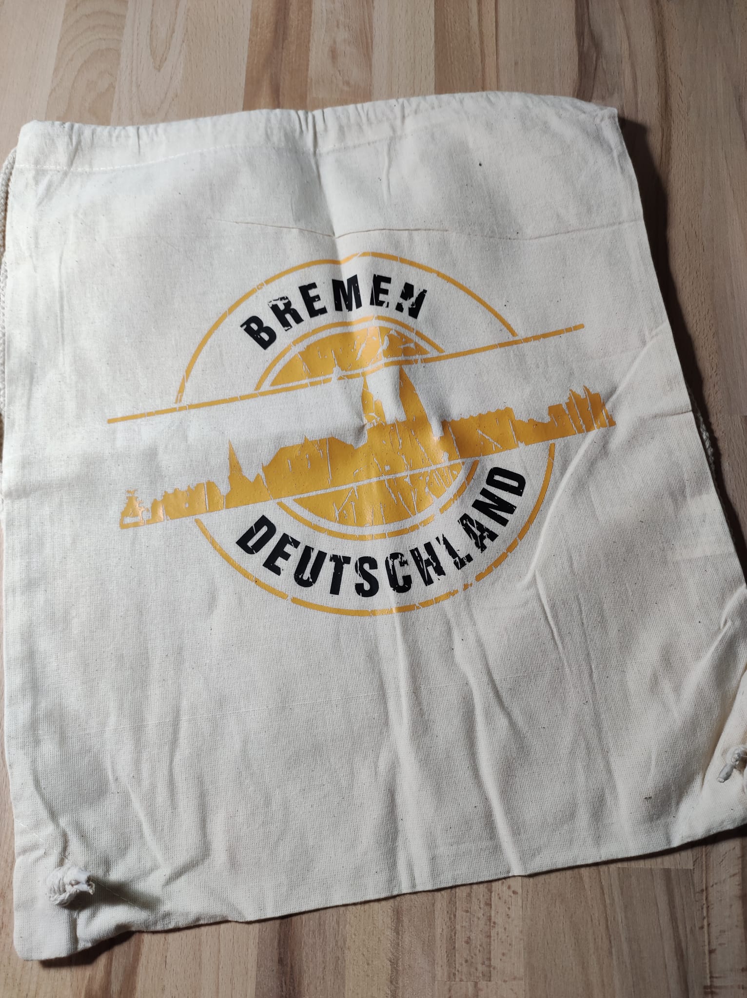 Ein handgefertigter Stoffbeutel mit dem Aufdruck "Stempel Skyline Bremen" von easy-sticks, perfekt für DIY-Projekte mit der Plotterdatei.