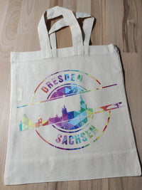 Stylische Baumwolltasche mit dem grafischen Design der Skyline von Dresden, gestaltet mit der Plotterdatei "Stempel Skyline Dresden" von easy-sticks.