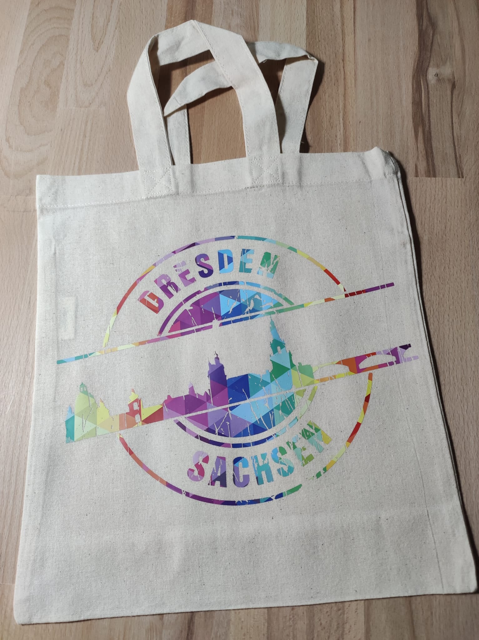 Stylische Baumwolltasche mit dem grafischen Design der Skyline von Dresden, gestaltet mit der Plotterdatei "Stempel Skyline Dresden" von easy-sticks.