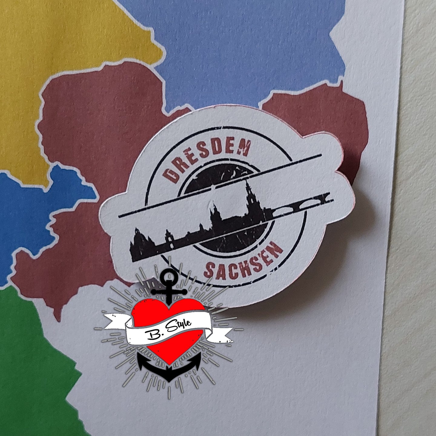Bunte Darstellung der Dresdner Skyline auf einer bunten Karte, ideal für individuelle Designs mit der Plotterdatei "Stempel Skyline Dresden" von easy-sticks.