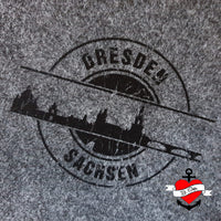 Ein grauer Filzuntersetzer mit dem gedruckten Motiv "Stempel Skyline Dresden" von easy-sticks, eine tolle Idee für die Plotterdatei.