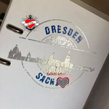 Ein Detailfoto eines weißen Ordners, verziert mit dem Design "Stempel Skyline Dresden" von easy-sticks, perfekt als Plotterdatei.