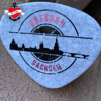 Ein blauer Filzuntersetzer mit dem Aufdruck "Stempel Skyline Dresden" von easy-sticks, eine kreative Nutzung der Plotterdatei.