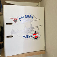 Ein weißer Ordner mit dem schimmernden Motiv "Stempel Skyline Dresden" von easy-sticks, ideal für die Anwendung der Plotterdatei.