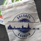 Tasche mit dem Design der "Stempel Skyline Dresden" Plotterdatei von easy-sticks, zeigt die markanten Silhouetten von Dresden in klassischem Blau, ideal für kreative Projekte.