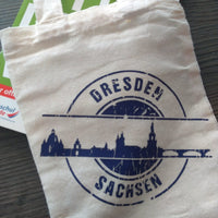 Tasche mit dem Design der "Stempel Skyline Dresden" Plotterdatei von easy-sticks, zeigt die markanten Silhouetten von Dresden in klassischem Blau, ideal für kreative Projekte.