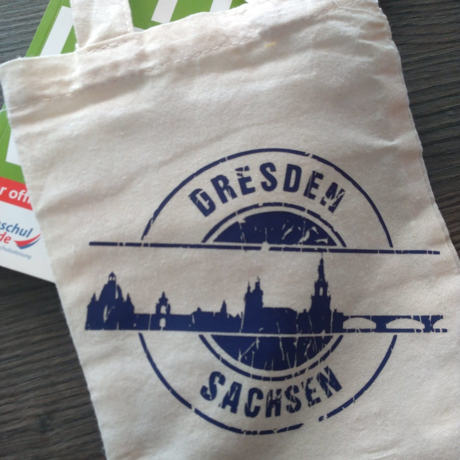 Tasche mit dem Design der "Stempel Skyline Dresden" Plotterdatei von easy-sticks, zeigt die markanten Silhouetten von Dresden in klassischem Blau, ideal für kreative Projekte.