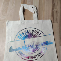 Moderne Baumwolltasche verziert mit der bunten Skyline von Düsseldorf, entworfen von easy-sticks, perfekt für kreative Ideen mit der Plotterdatei.