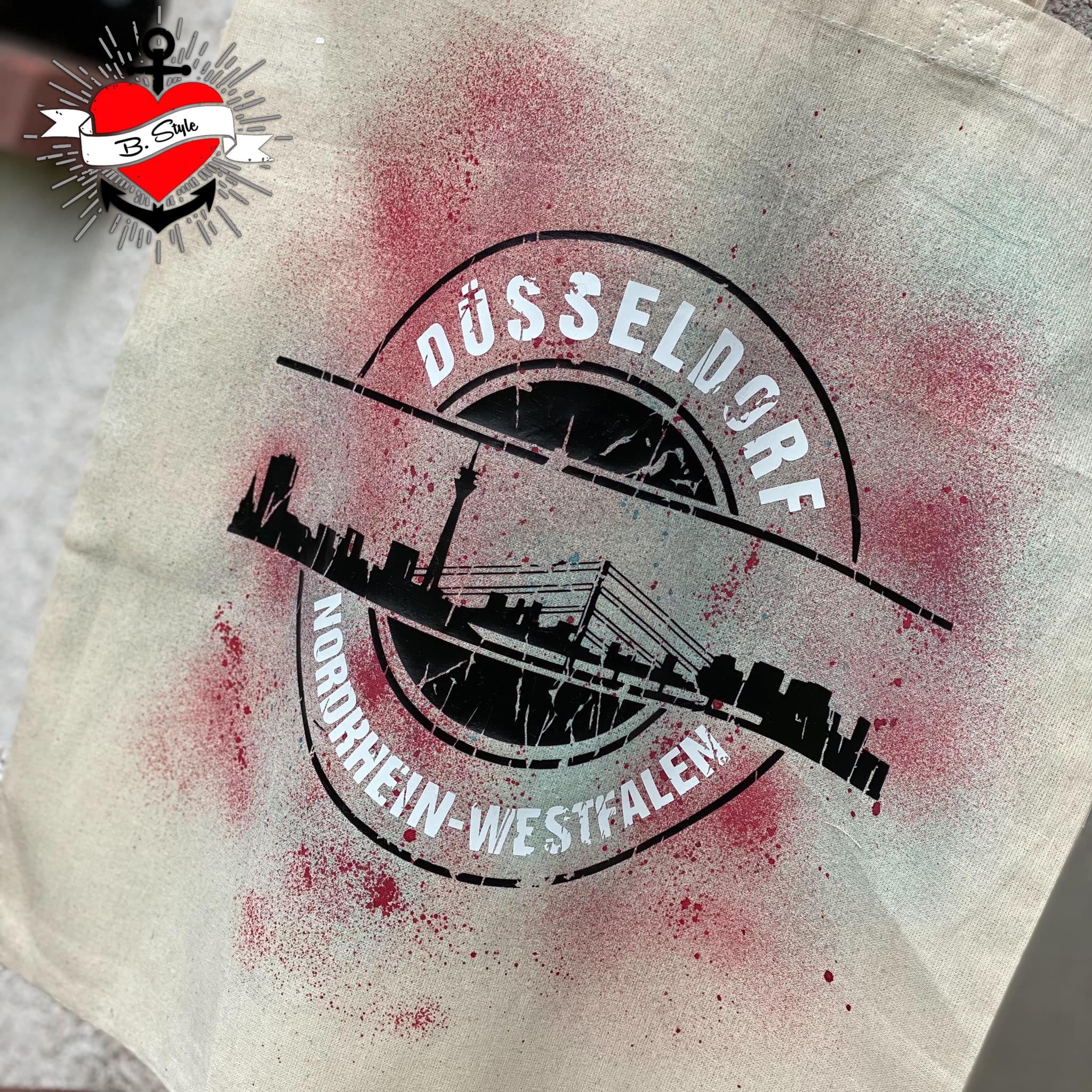 Stylische Einkaufstasche mit der Skyline von Düsseldorf und der Schrift ‘Düsseldorf’ von easy-sticks, optimal für DIY-Projekte mit der Plotterdatei.
