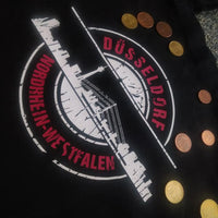 Schwarze Tragetasche mit dem Druck "Düsseldorf Nordrhein-Westfalen" und Skyline, hergestellt mithilfe der Stempel Skyline Düsseldorf Plotterdatei von easy-sticks.