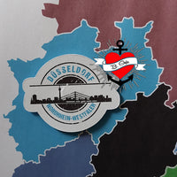 Kleber mit dem Skyline-Motiv von Düsseldorf auf farbigem Hintergrund, gestaltet mit der Stempel Skyline Düsseldorf Plotterdatei von easy-sticks.