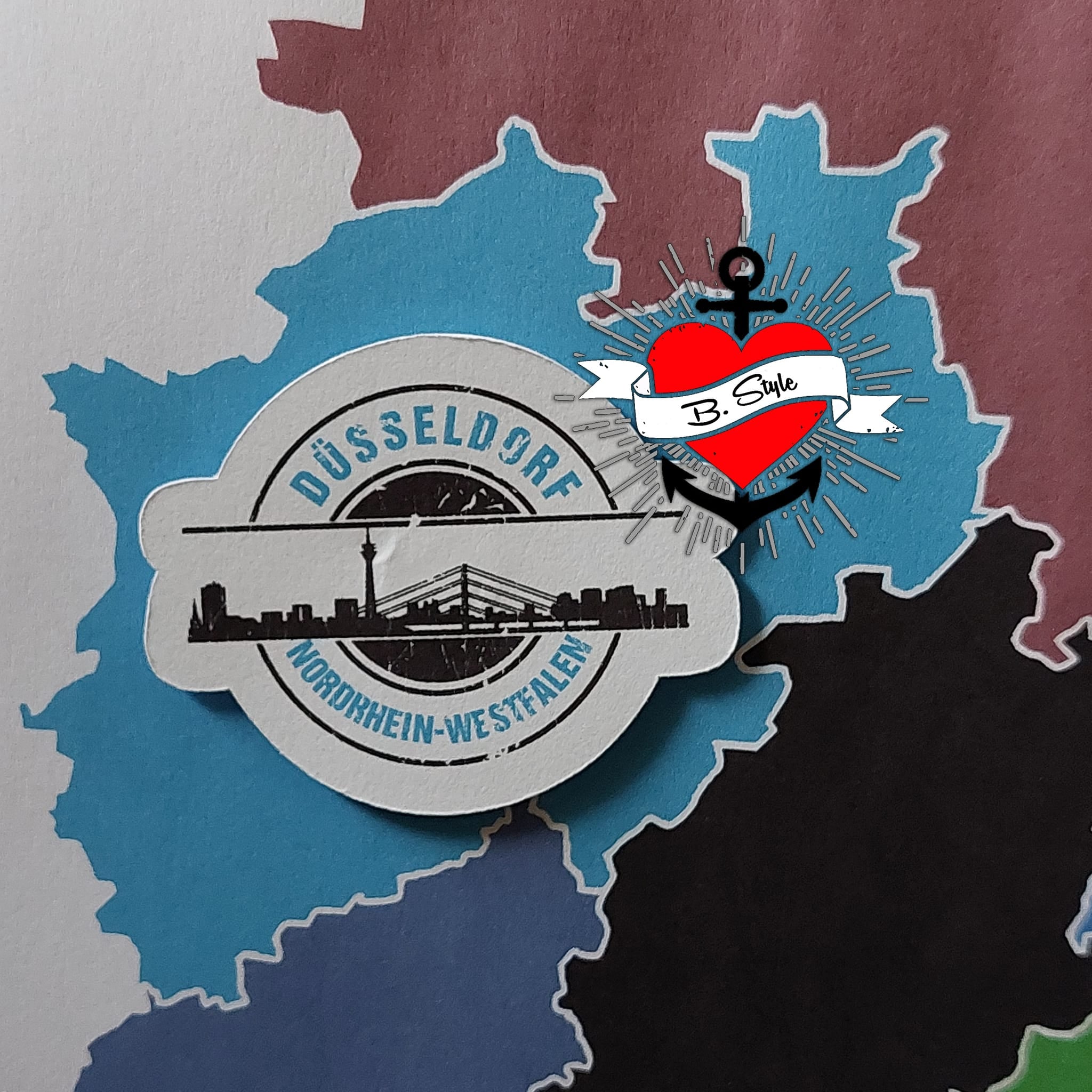 Kleber mit dem Skyline-Motiv von Düsseldorf auf farbigem Hintergrund, gestaltet mit der Stempel Skyline Düsseldorf Plotterdatei von easy-sticks.