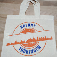 Helle Baumwolltasche mit orangefarbenem Skyline-Motiv von Erfurt und dem Text "Erfurt Thüringen". Perfekt für DIY-Projekte mit der "Stempel Skyline Erfurt" Plotterdatei von easy-sticks.