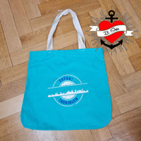 Blaue Tragetasche mit Skyline-Motiv von Erfurt und dem Schriftzug "Erfurt Thüringen". Das Design ist ideal für kreative Projekte mit der "Stempel Skyline Erfurt" Plotterdatei von easy-sticks.