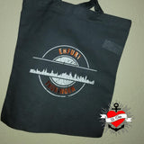 Schwarze Baumwolltasche mit minimalistischem Skyline-Design von Erfurt und dem Text "Erfurt Thüringen". Ideal für deine kreativen Ideen mit der "Stempel Skyline Erfurt" Plotterdatei von easy-sticks.