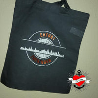 Schwarze Baumwolltasche mit minimalistischem Skyline-Design von Erfurt und dem Text "Erfurt Thüringen". Ideal für deine kreativen Ideen mit der "Stempel Skyline Erfurt" Plotterdatei von easy-sticks.