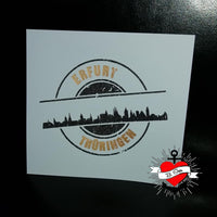 Weißes Papier mit einem eleganten Skyline-Stempel von Erfurt und dem Text "Erfurt Thüringen". Perfekt für Verschönerungen und kreative Projekte mit der "Stempel Skyline Erfurt" Plotterdatei von easy-sticks.