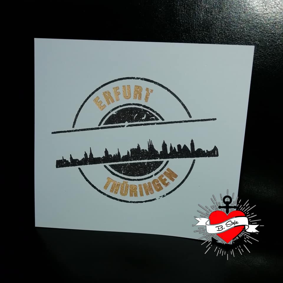 Weißes Papier mit einem eleganten Skyline-Stempel von Erfurt und dem Text "Erfurt Thüringen". Perfekt für Verschönerungen und kreative Projekte mit der "Stempel Skyline Erfurt" Plotterdatei von easy-sticks.