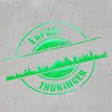 Das elegante Design der "Stempel Skyline Erfurt" Plotterdatei von easy-sticks, abgebildet auf robuster Leinwand, hebt die Erfurter Skyline in leuchtendem Grün hervor, perfekt für kreative Bastelarbeiten.
